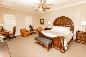 Suite – junior | Italienske Frette-laken, senger med overmadrass og safe på rommet