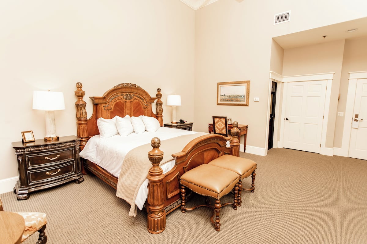 Standard Room, 1 King Bed