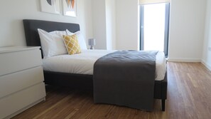 Premium bedding, iron/ironing board, free WiFi, bed sheets - Quay Apartments (Salford)
