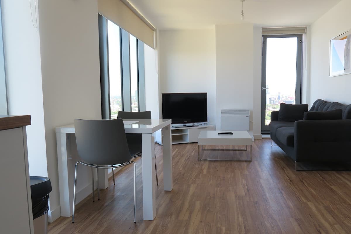 Departamento, 2 habitaciones | Área de sala de estar | Televisión de pantalla plana y consola de videojuegos