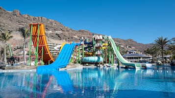 Standaard tweepersoonskamer, uitzicht op tuin (Aquapark Access - 2 adults + 1 child) | Een minibar, een kluis op de kamer, een bureau, verduisterende gordijnen