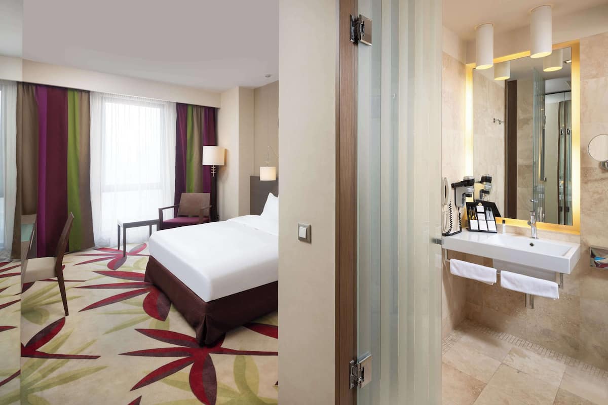 Standard Room, 1 Queen Bed | Premium bedding, Select Comfort beds, minibar, in-room safe