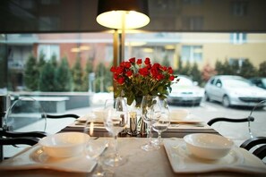 Serveert ontbijt, lunch, diner, internationale gerechten 