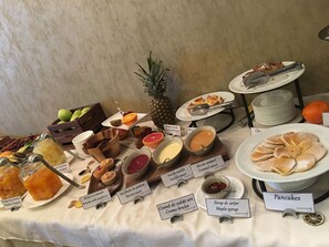 Desayuno buffet todos los días (con cargo) 
