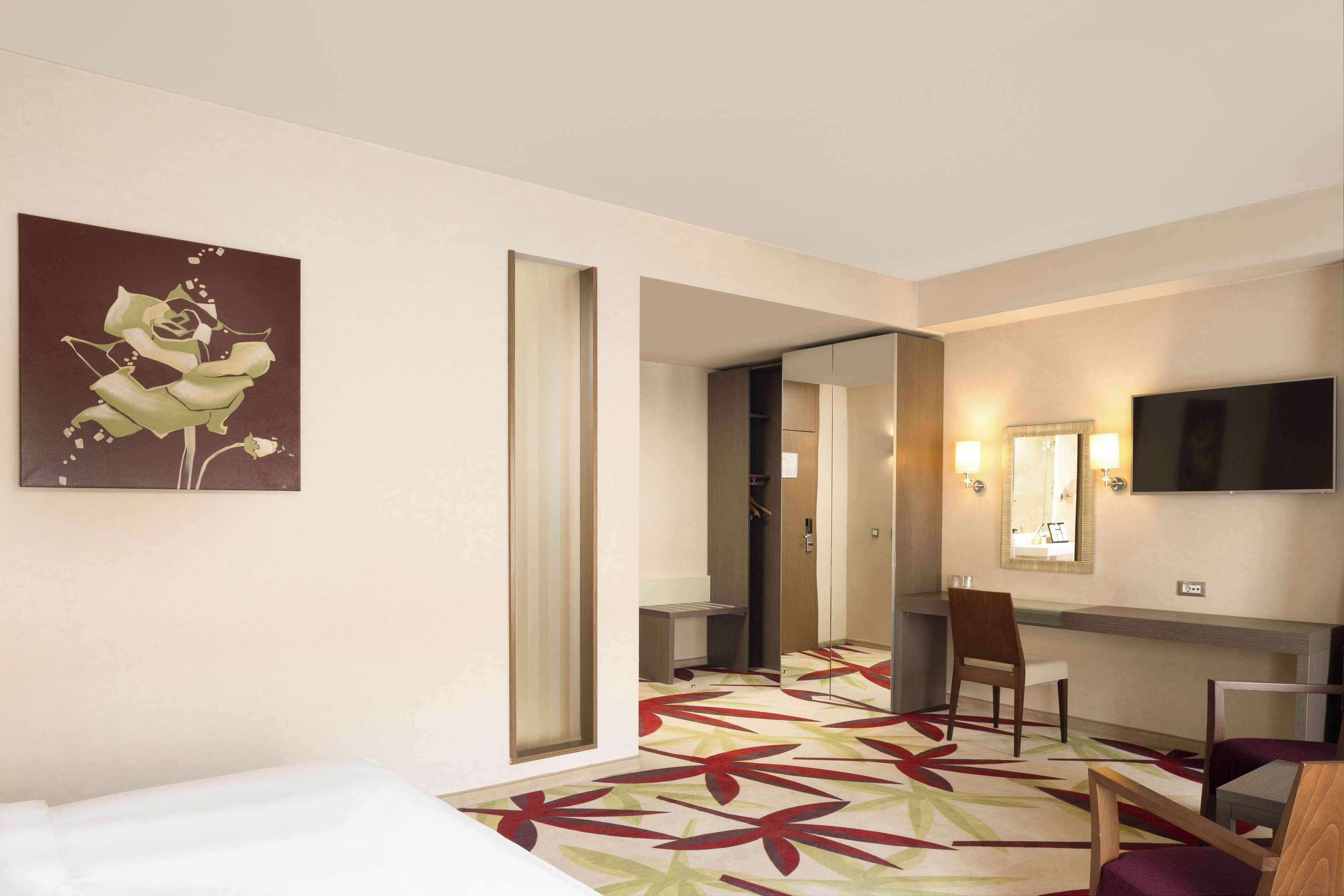 executive room, 1 king bed | premium bedding, select comfort beds, minibar, in-room safe