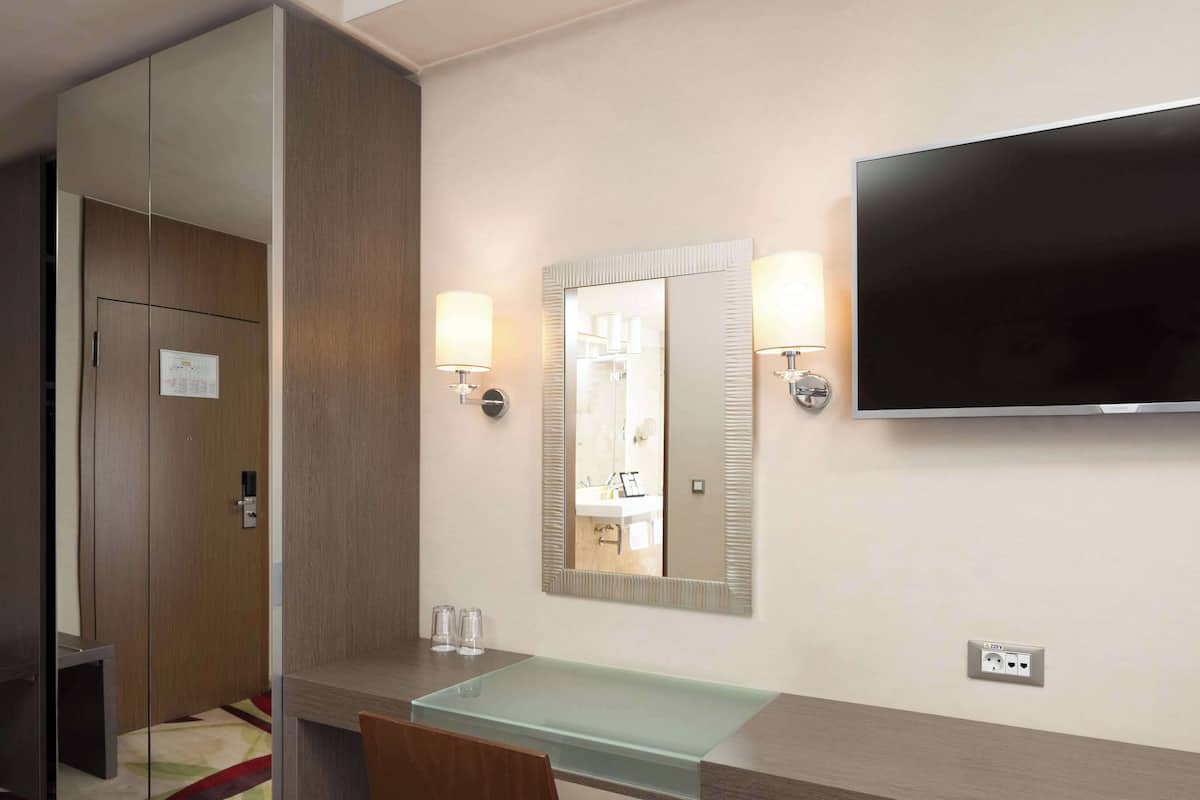Executive Room, 1 King Bed | Premium bedding, Select Comfort beds, minibar, in-room safe