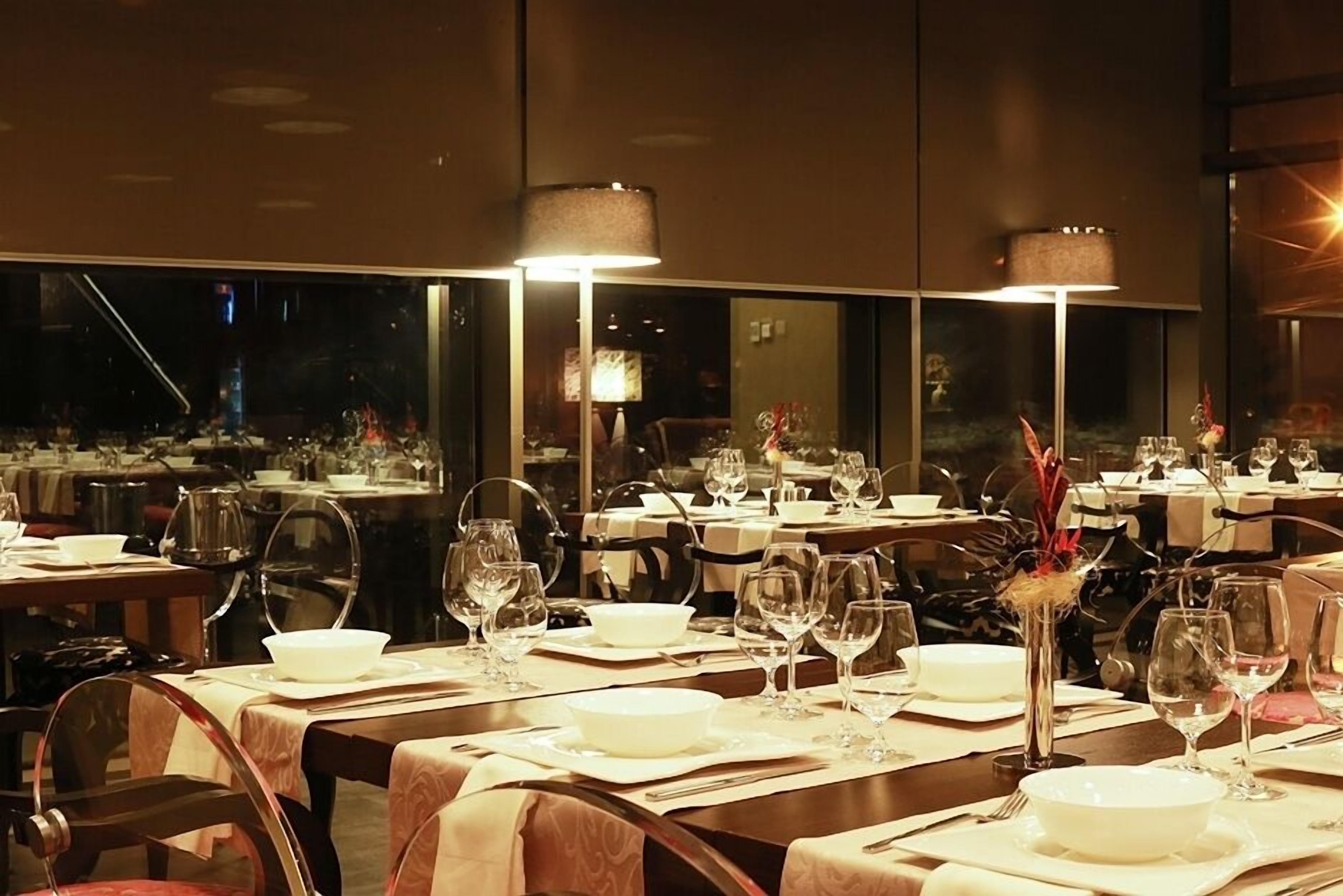 breakfast, lunch, dinner served; international cuisine