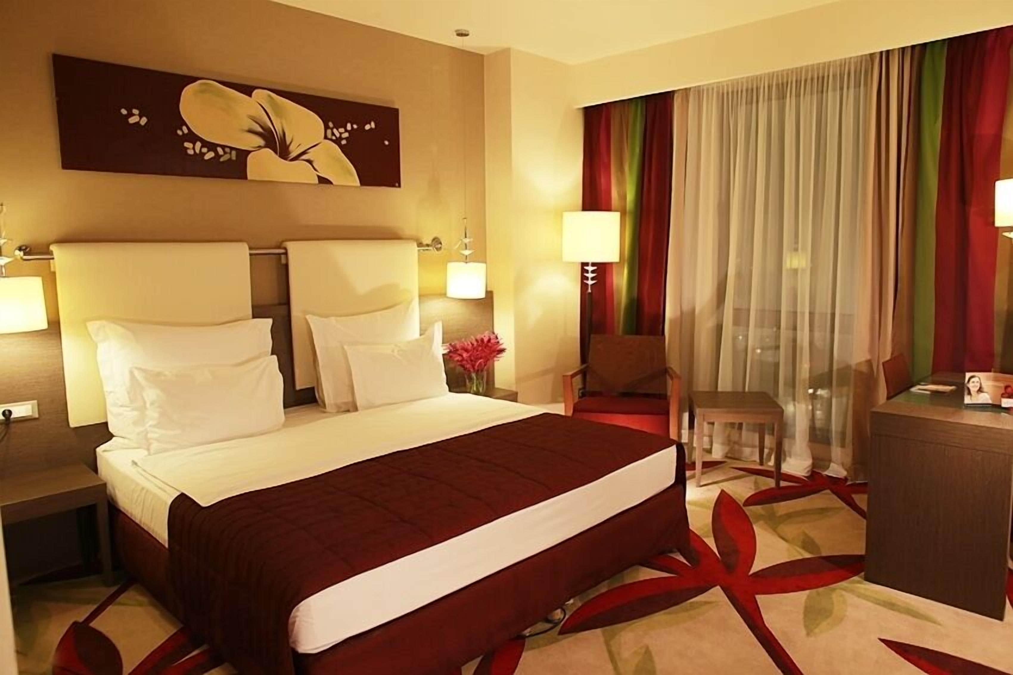 standard room, 1 queen bed | premium bedding, select comfort beds, minibar, in-room safe