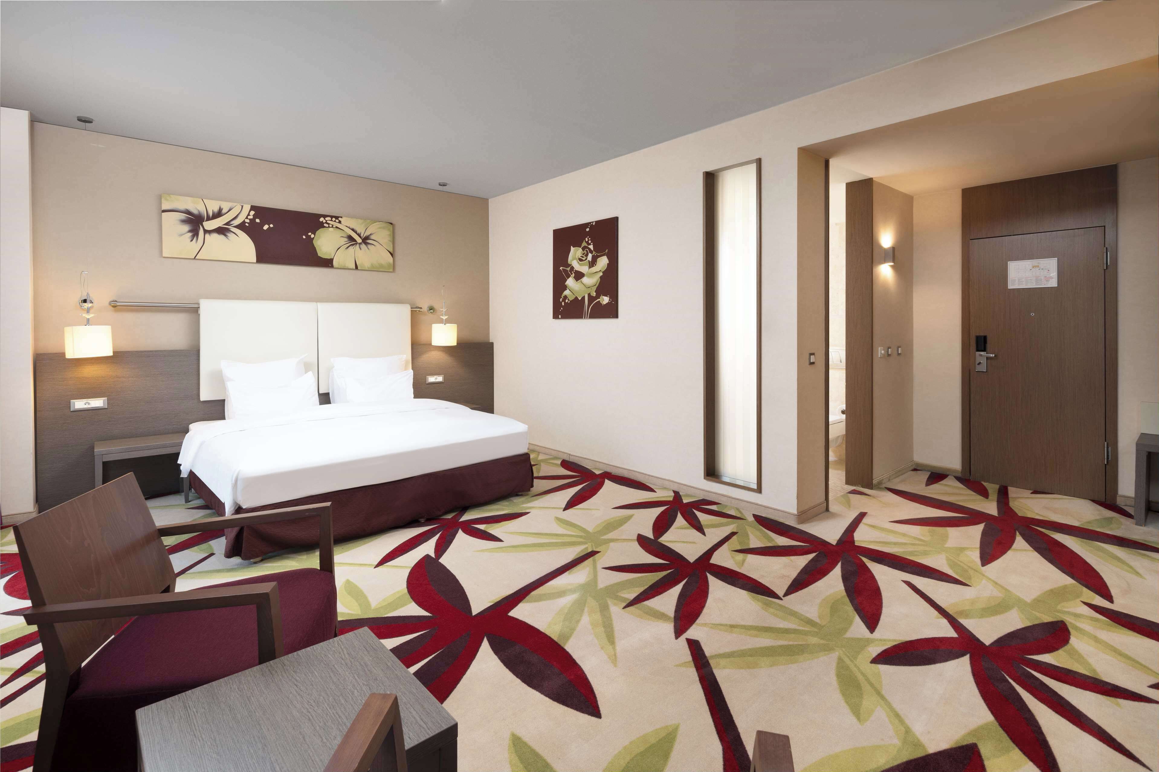 executive room, 1 king bed | premium bedding, select comfort beds, minibar, in-room safe