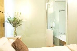 ห้องพัก (Imperio) | ผ้านวมขนเป็ด, ตู้นิรภัยในห้องพัก, ห้องพักตกแต่งอย่างมีเอกลักษณ์