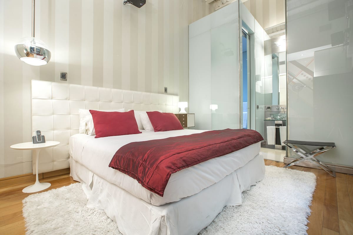 Room (Barcelona) | Down duvets, in-room safe, blackout curtains, free WiFi