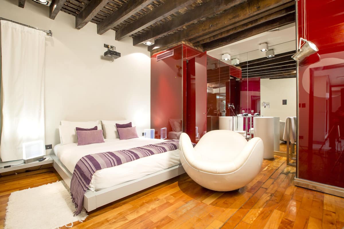 Room (Tecno) | Down duvets, in-room safe, blackout curtains, free WiFi