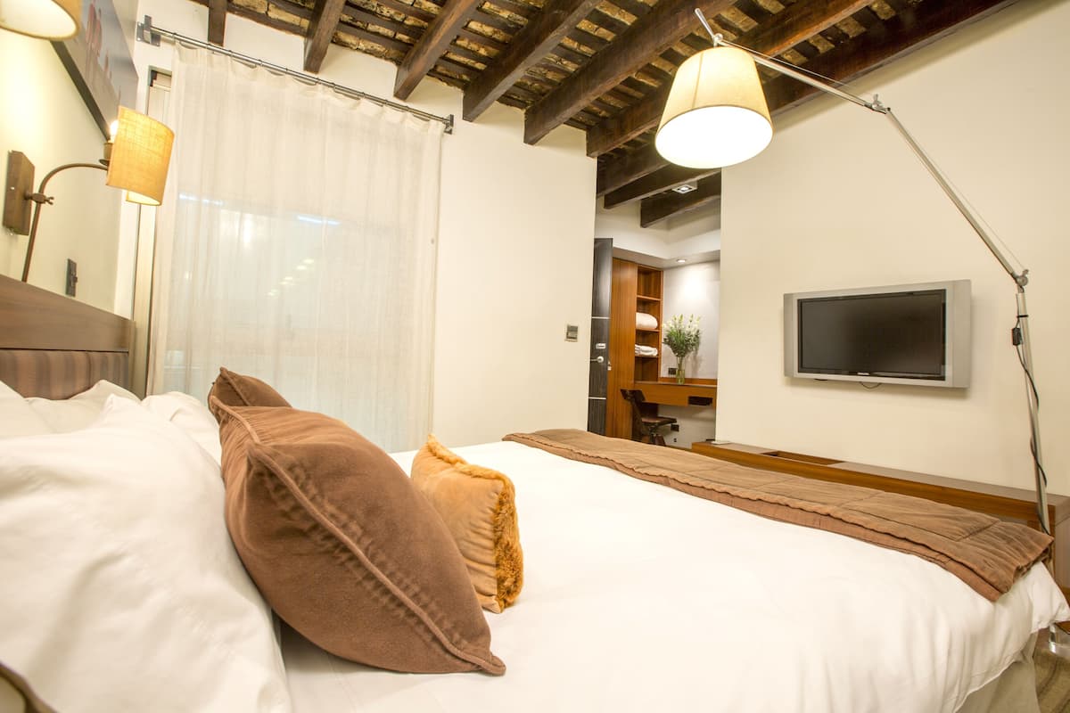 Down duvets, in-room safe, blackout curtains, free WiFi