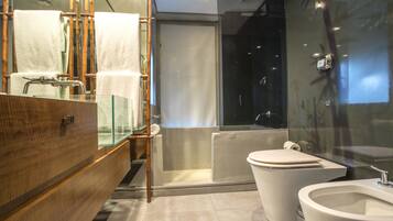 Kamer (Zen) | Badkamer | Een bad/douchecombinatie, een regendouche, gratis toiletartikelen