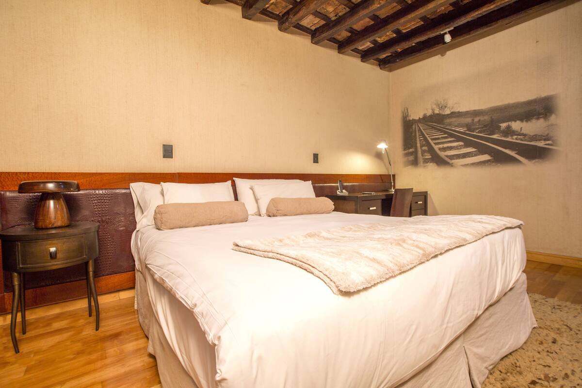 Down duvets, in-room safe, blackout curtains, free WiFi