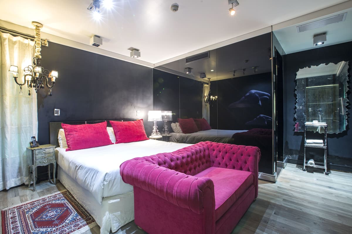 Room (Dark) | Down duvets, in-room safe, blackout curtains, free WiFi