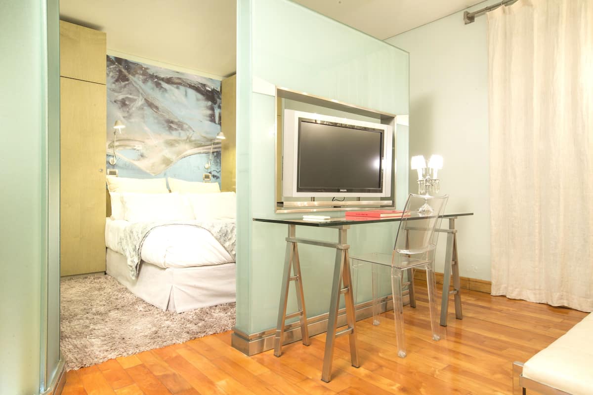 Room (Glass) | Down duvets, in-room safe, blackout curtains, free WiFi