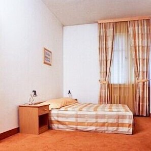 Family Room | Desk, blackout drapes, free WiFi - Hotel Dora (Zagreb)