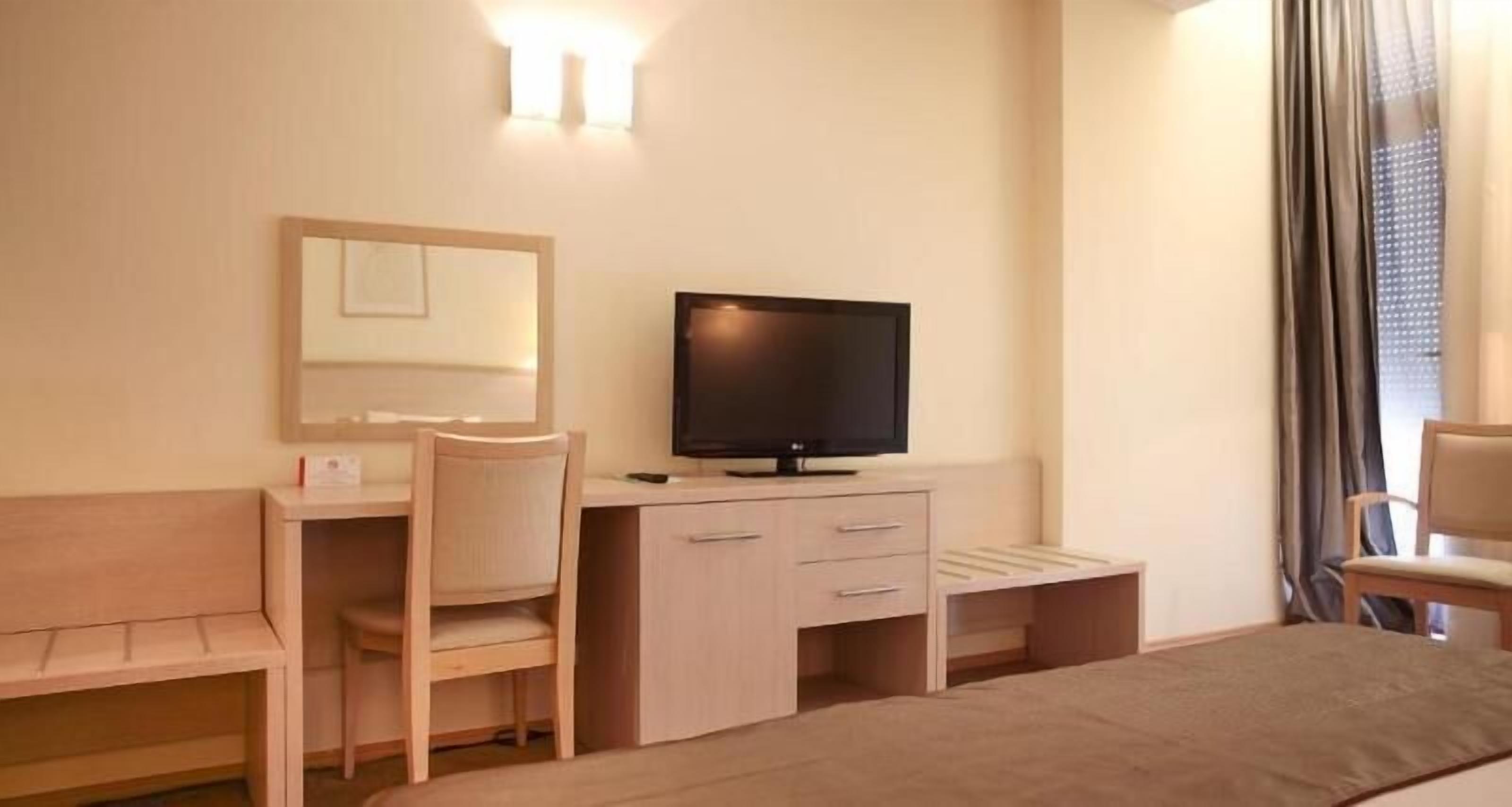 Minibar, in-room safe, desk, soundproofing