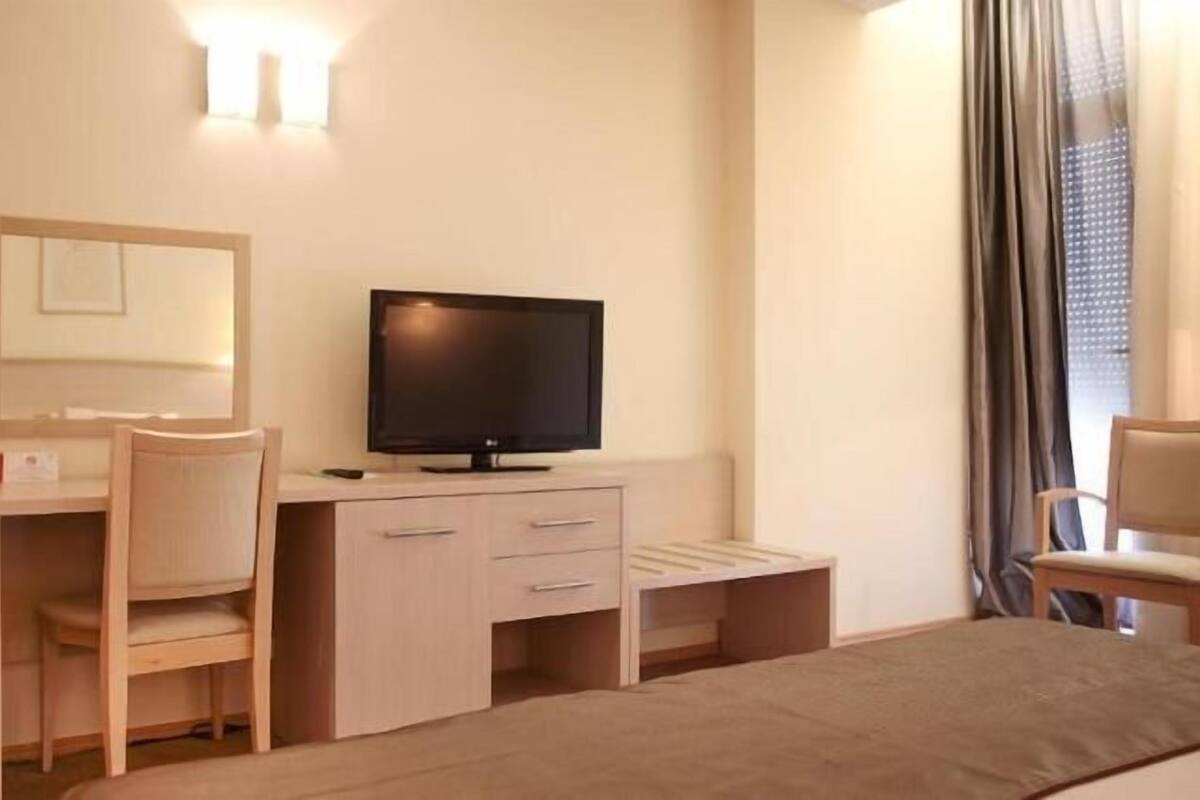 Minibar, safe på rommet, skrivebord og lydisolert