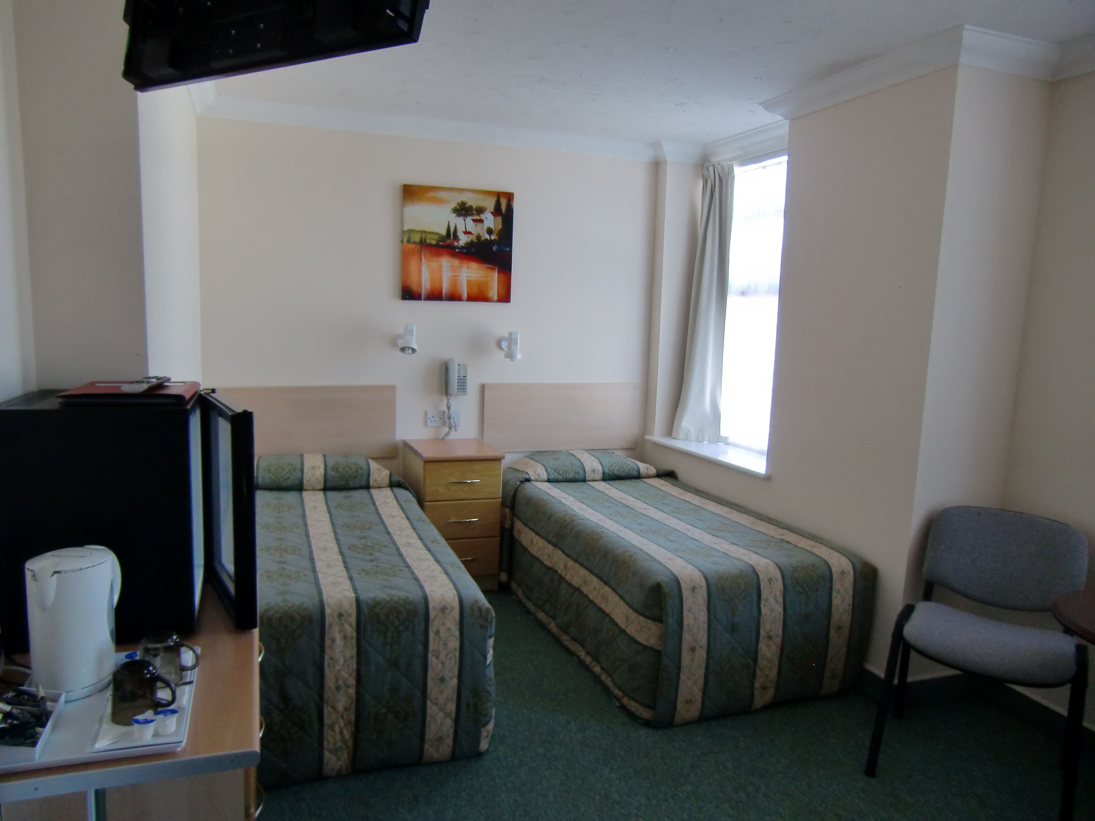 Cofres nos quartos, escrivaninha, ferros/tábuas de passar roupa