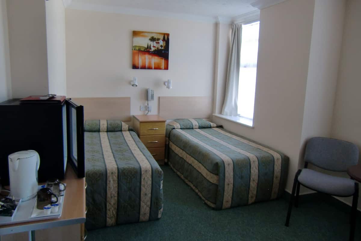 Coffres-forts dans les chambres, bureau, fer et planche à repasser