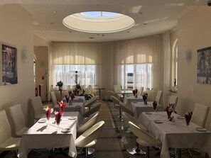 Daily English breakfast (GBP 11.00 per person)