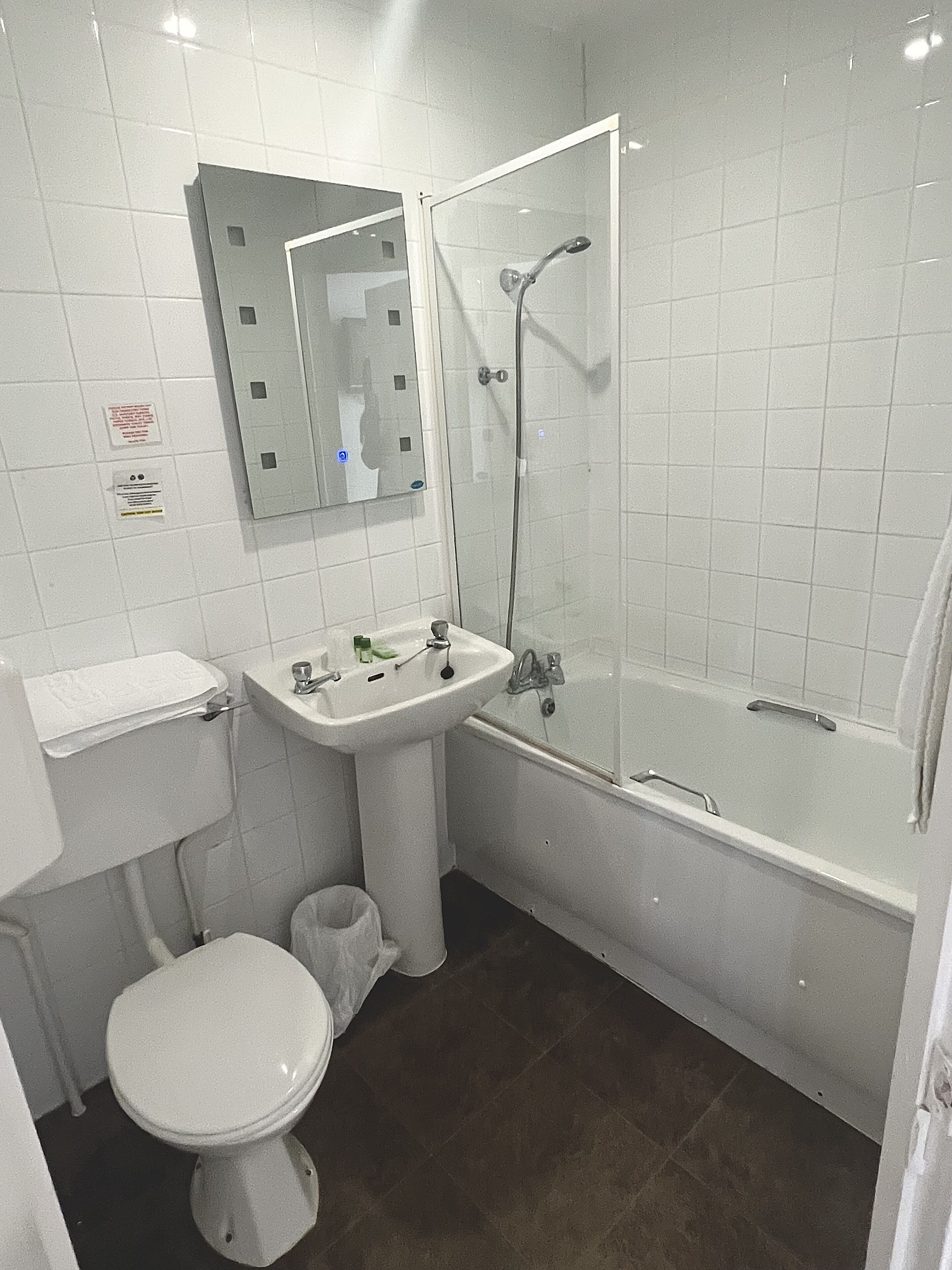 Un baño con inodoro, lavabo y bañera.
