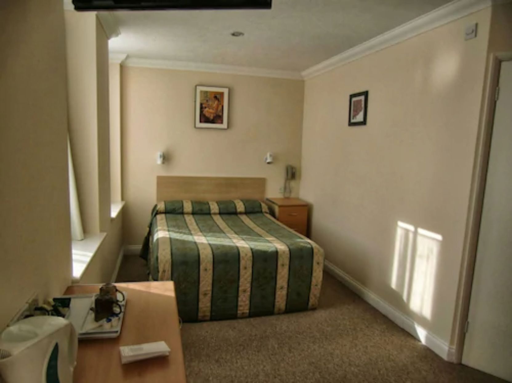 Cofres nos quartos, escrivaninha, ferros/tábuas de passar roupa