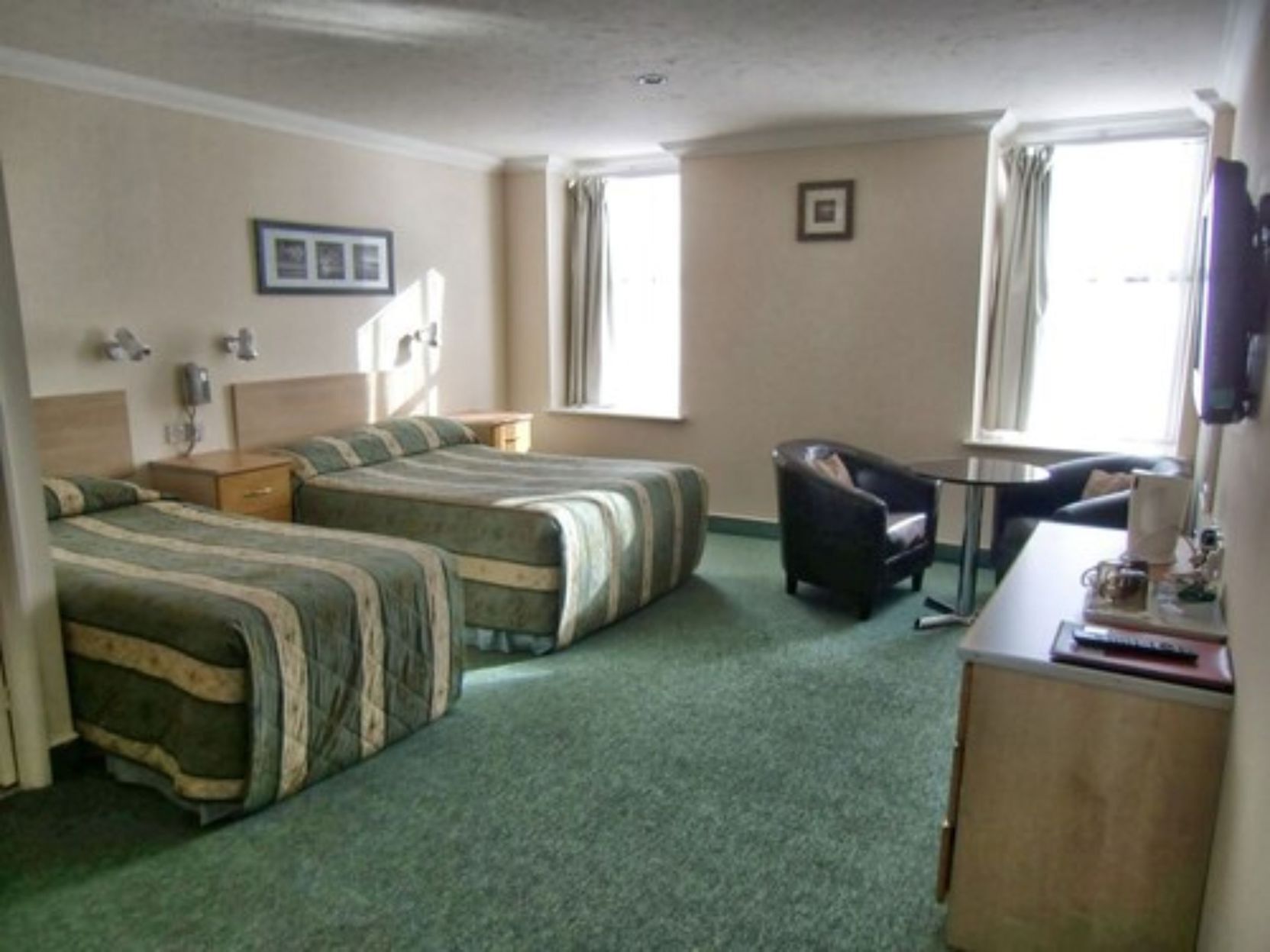 Cofres nos quartos, escrivaninha, ferros/tábuas de passar roupa