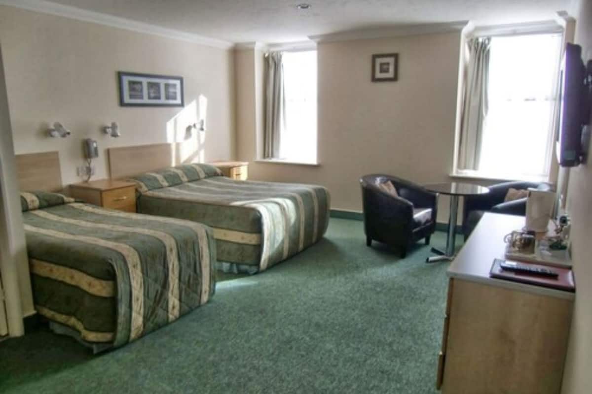 Coffres-forts dans les chambres, bureau, fer et planche à repasser