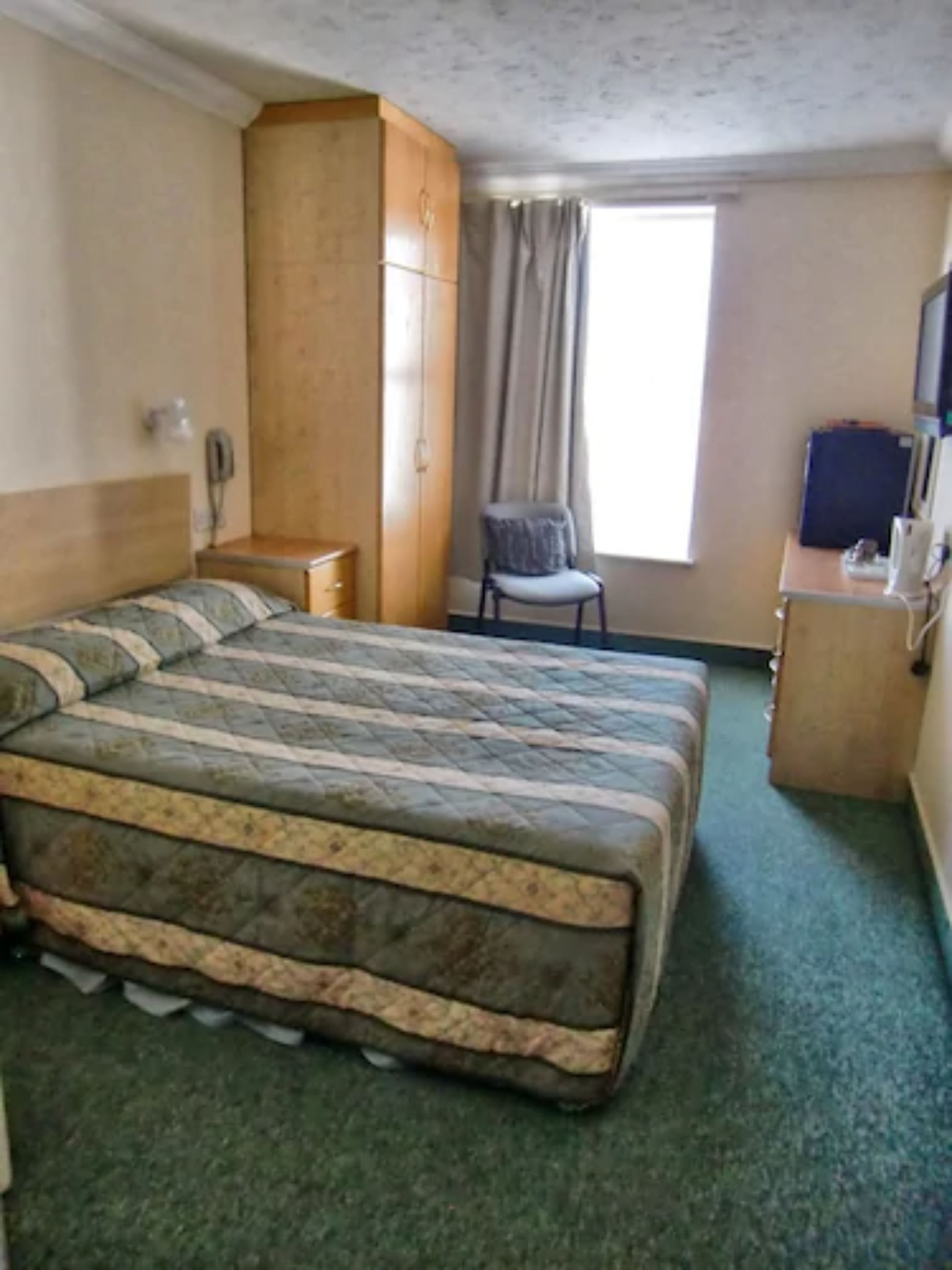 Cofres nos quartos, escrivaninha, ferros/tábuas de passar roupa