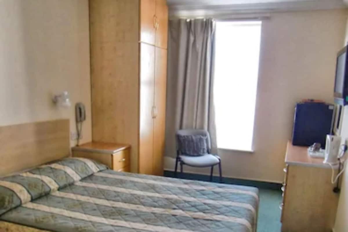 خزنة داخل الغرفة ومكتب ومكواة/لوح كي وواي فاي مجانًا