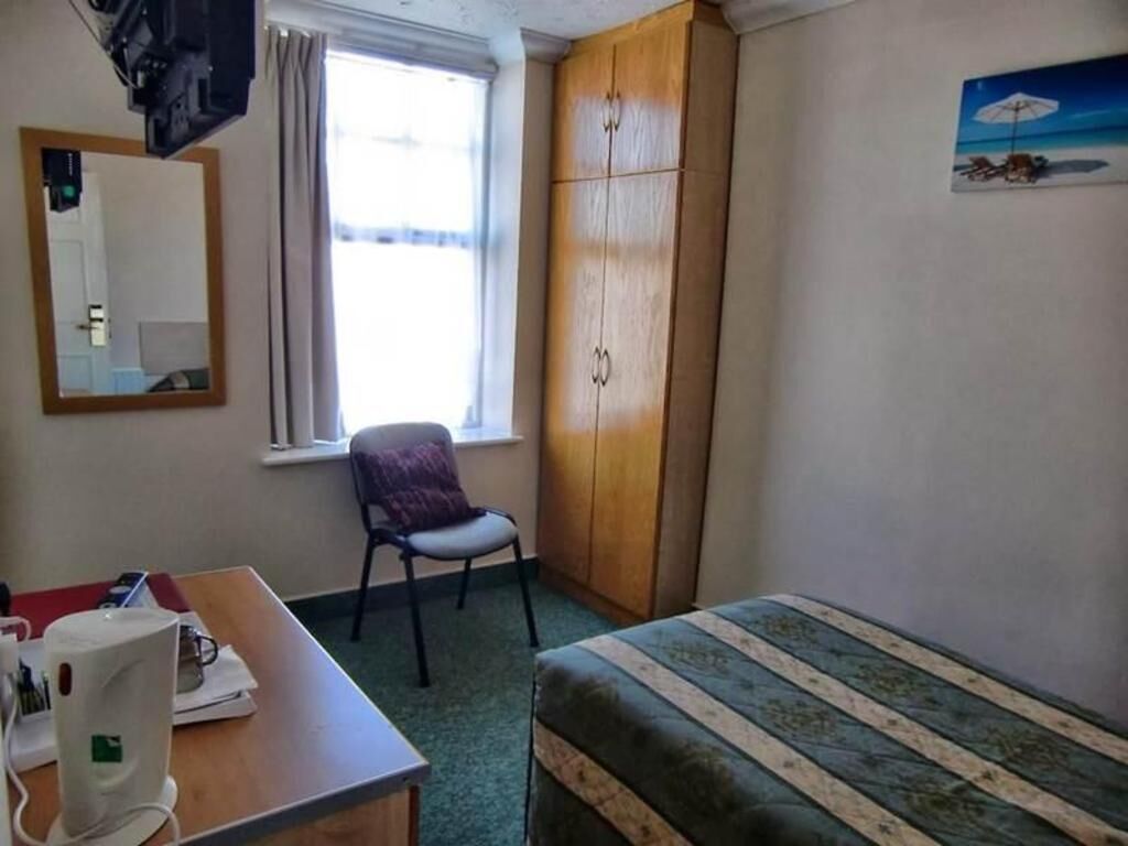 Cofres nos quartos, escrivaninha, ferros/tábuas de passar roupa