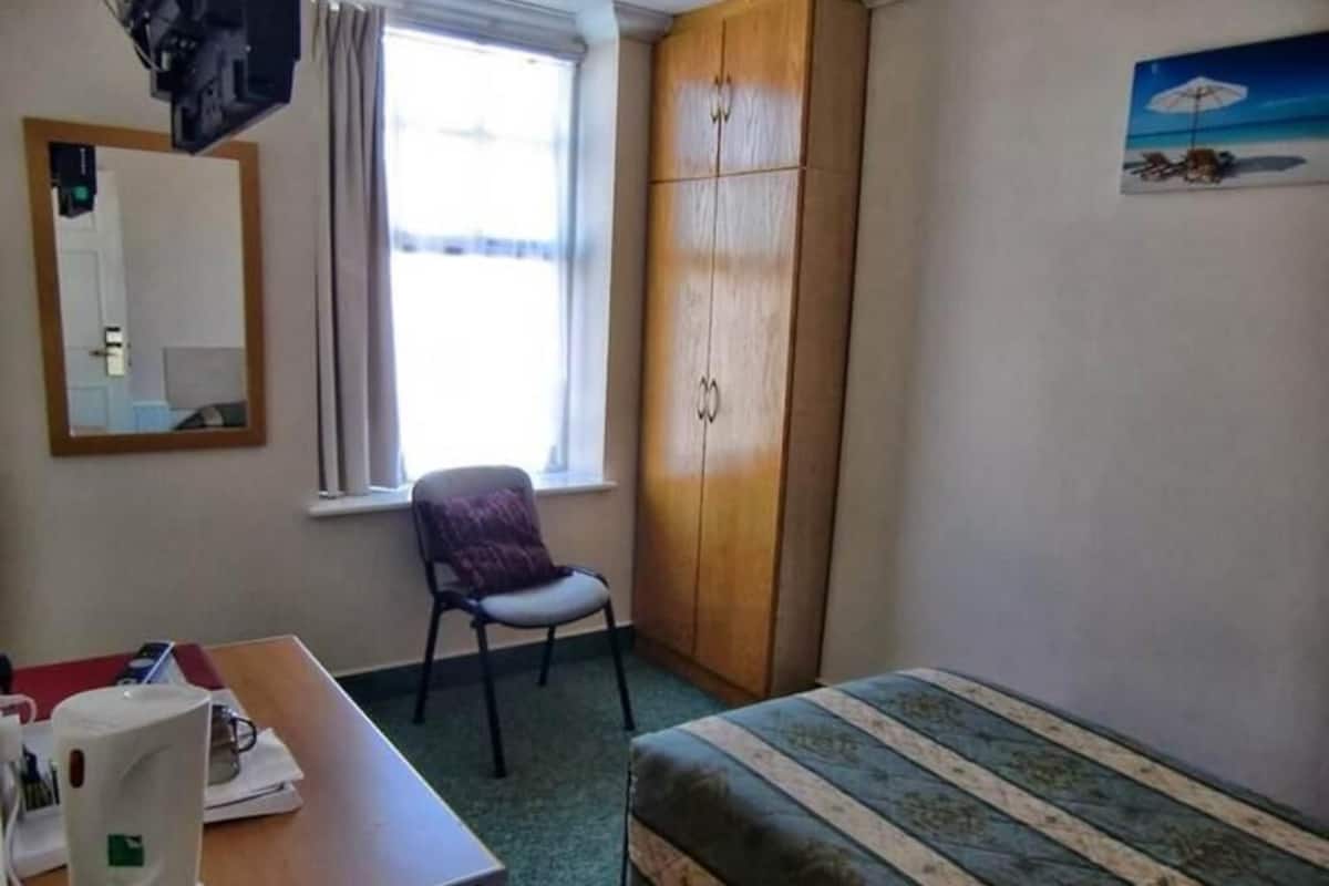 Coffres-forts dans les chambres, bureau, fer et planche à repasser