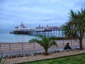 On the beach - Eastbourne Riviera Hotel (Eastbourne)