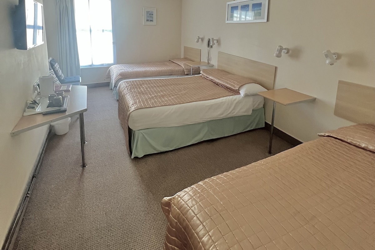 Familienzimmer (2 adults + 2 children) | Zimmersafe, Schreibtisch, Bügeleisen/Bügelbrett, kostenloses WLAN