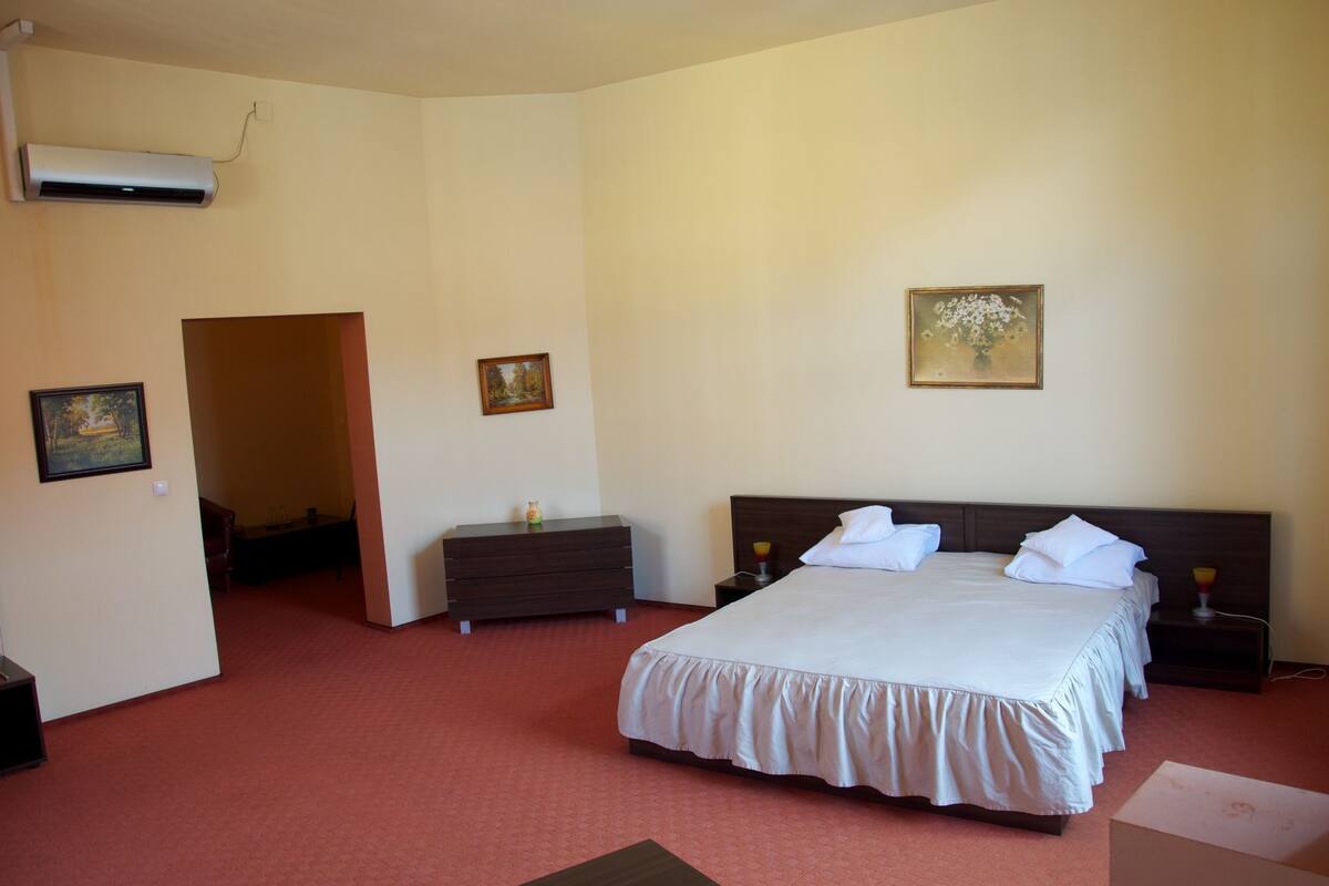 Junior Suite | Minibar, in-room safe, desk, cribs (surcharge)