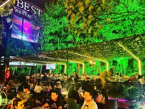 Outdoor dining - Best Hotel (Ploiesti)