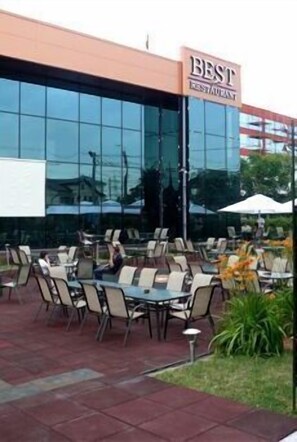 Property grounds - Best Hotel (Ploiesti)