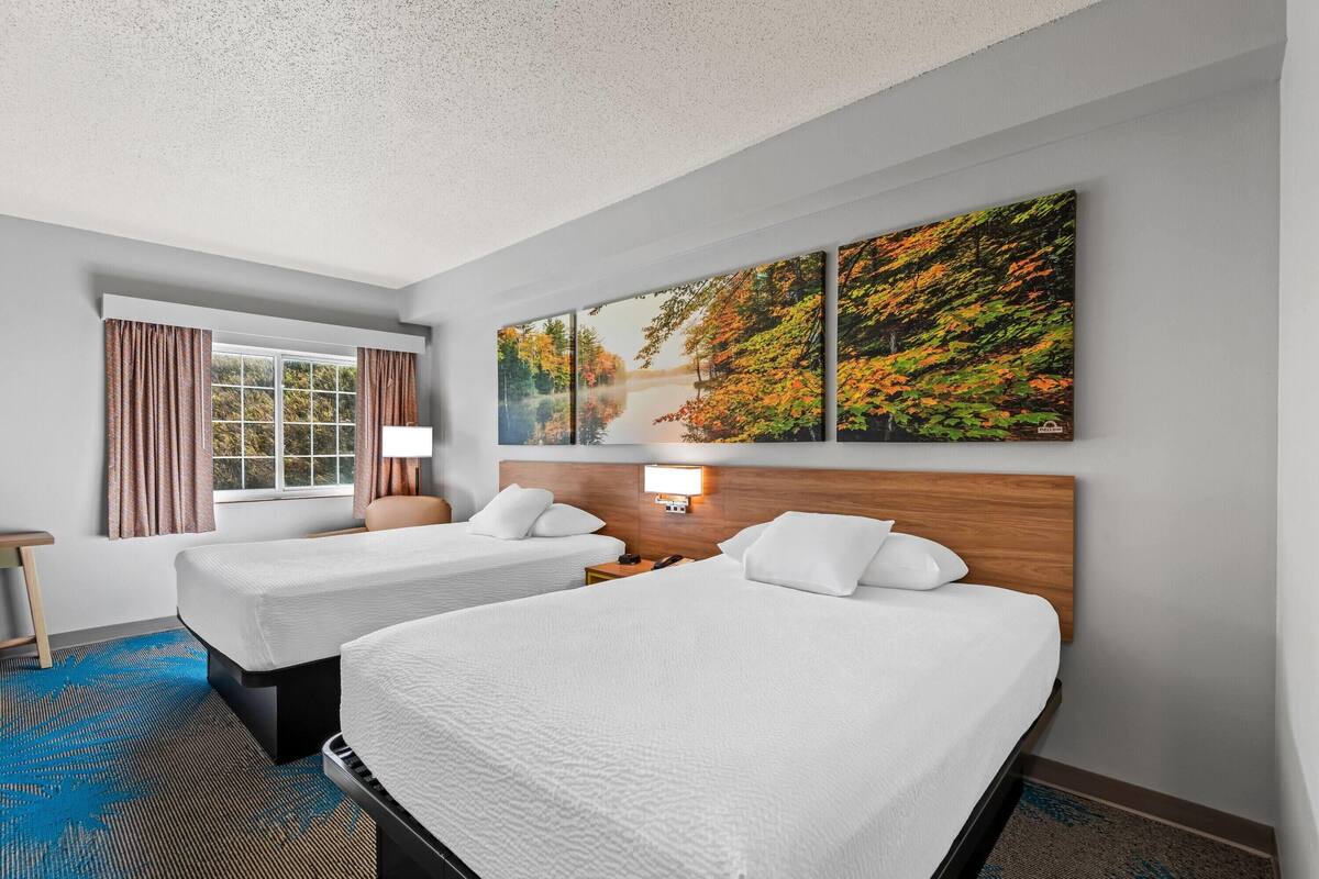 Room, Non Smoking | Desk, iron/ironing board, free cots/infant beds, rollaway beds