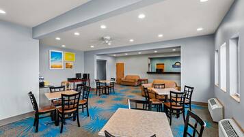 Sudah termasuk sarapan dibawa pulang setiap hari