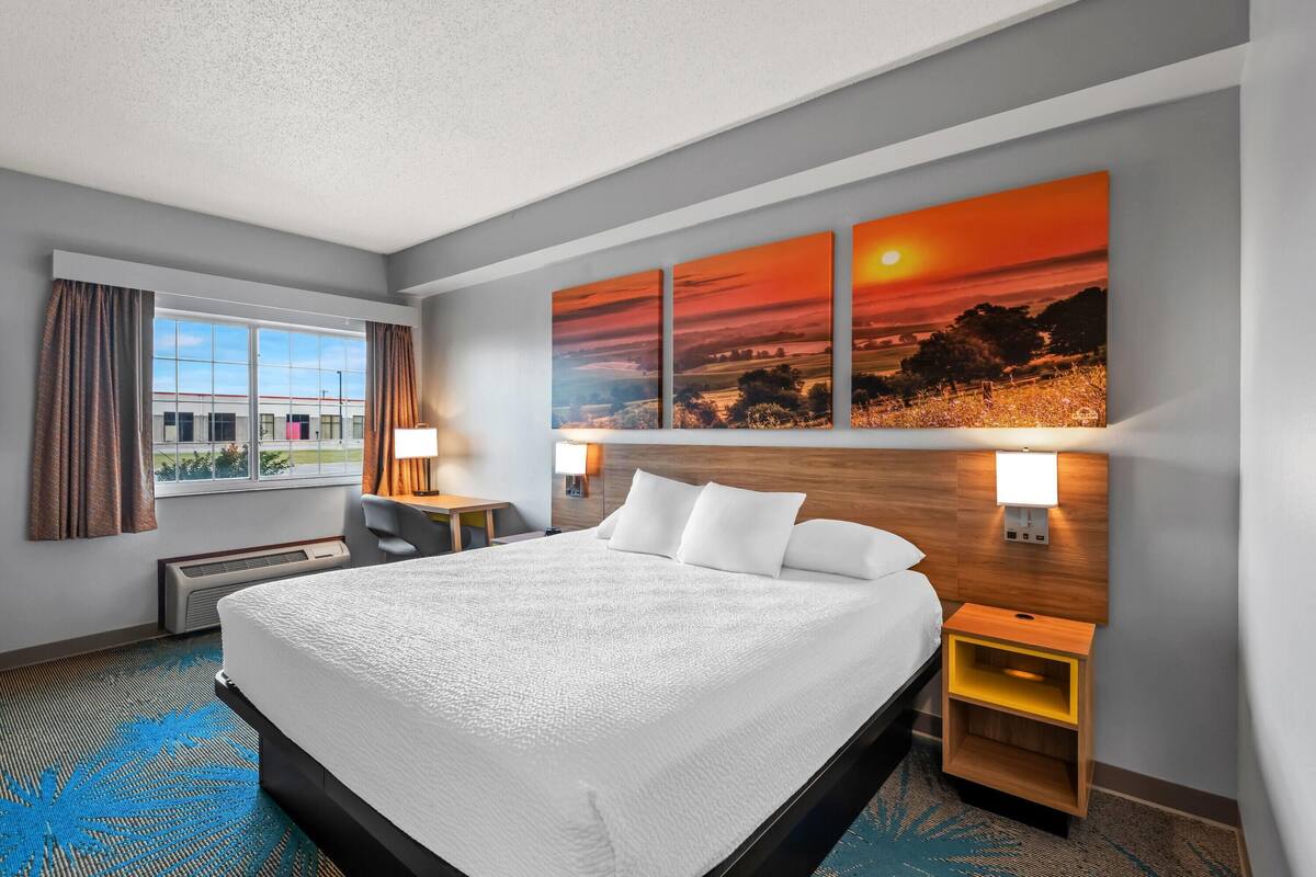 Deluxe Studio Suite, 1 King Bed, Non Smoking | Jetted bathtub