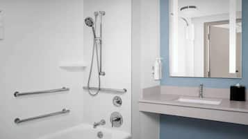 Une salle de bain moderne équipée d’une baignoire, d’une douche et d’un lavabo.