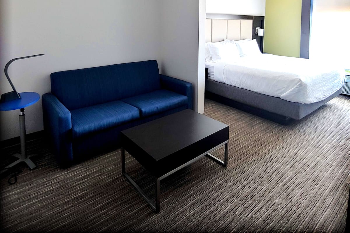 Down duvets, in-room safe, desk, blackout curtains