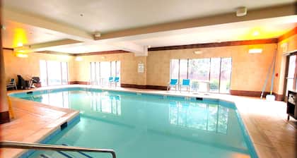 Holiday Inn Express & Suites Clear Spring by IHG