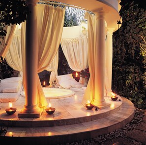 Outdoor spa tub