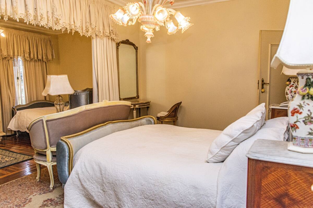 Luxury Room | Peralatan tempat tidur premium, peti besi dalam bilik