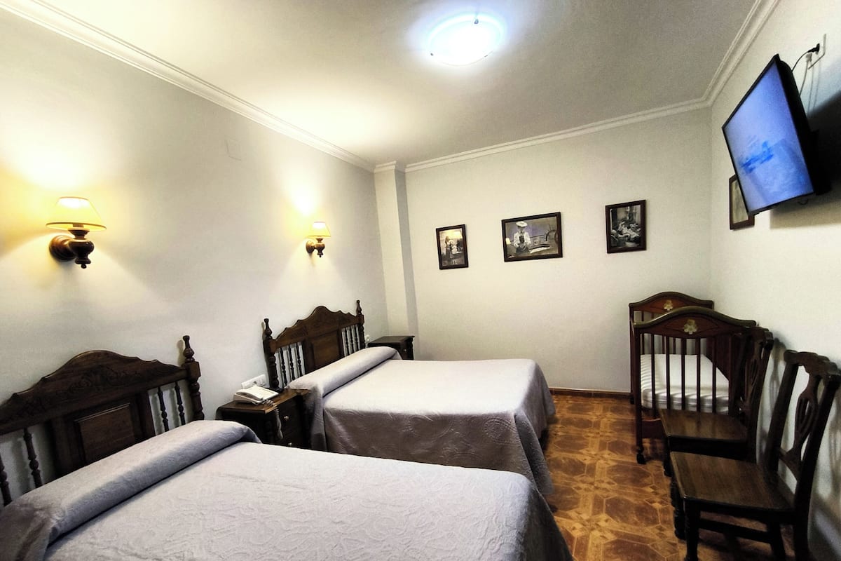 Escritorio, cortinas blackout, insonorización y wifi gratis
