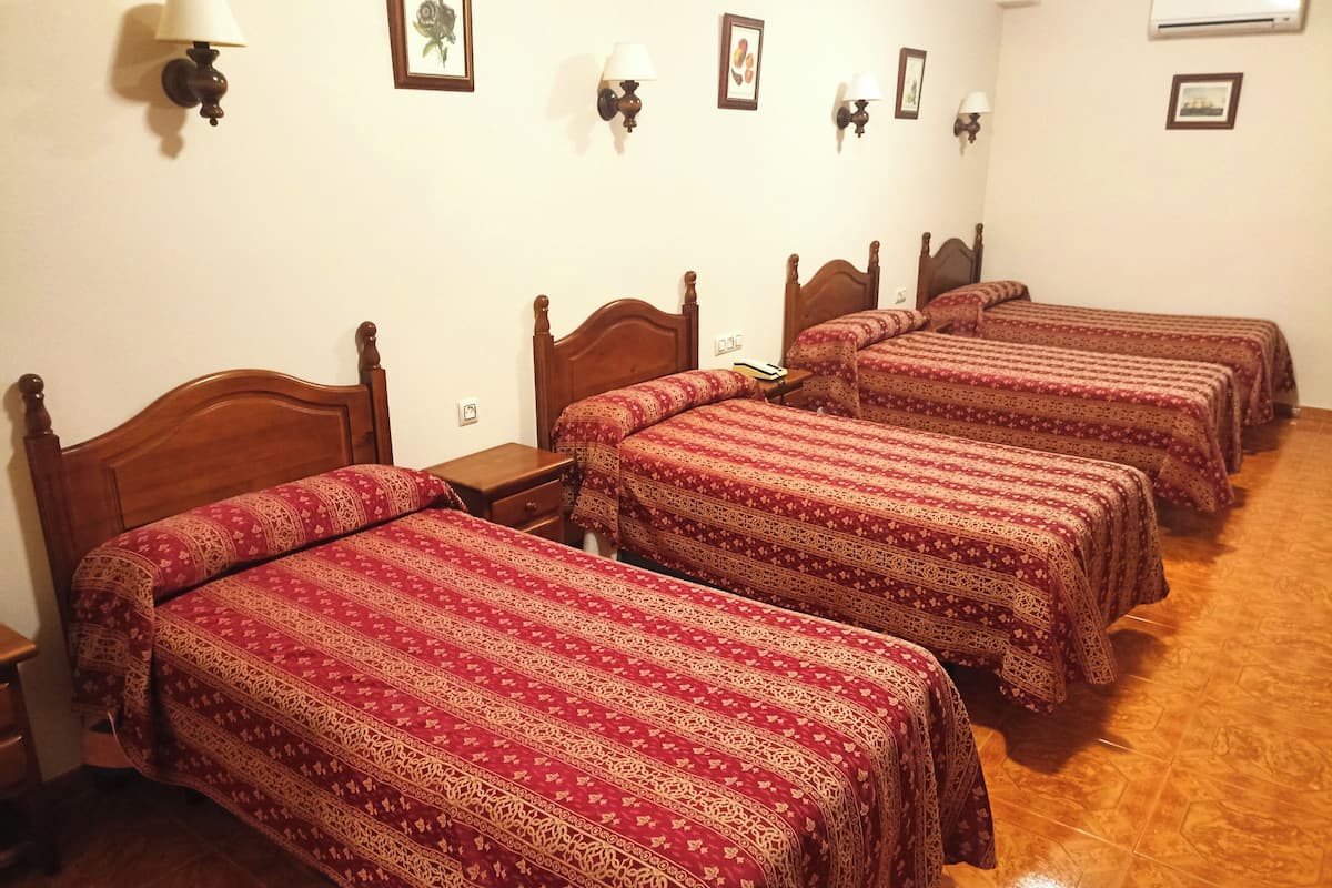 Bureau, rideaux occultants, chambres insonorisées, Wi-Fi gratuit